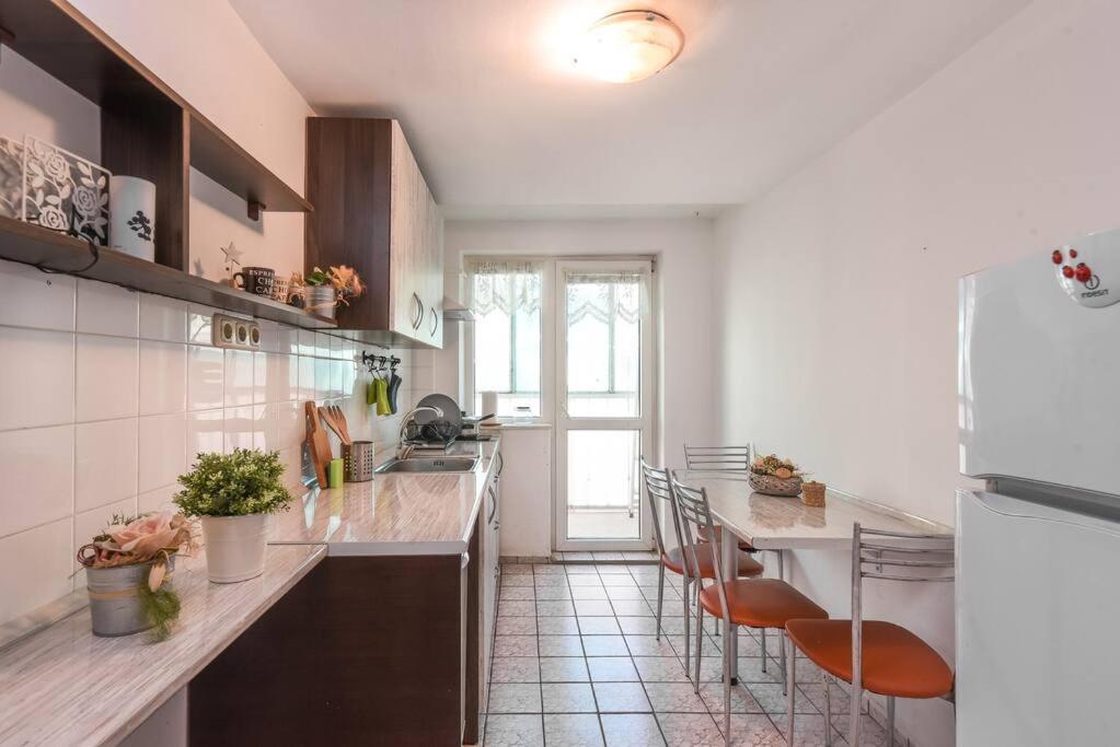 Spacious And Cozy 3 Bedroom Apartment In Downtown Софія Екстер'єр фото